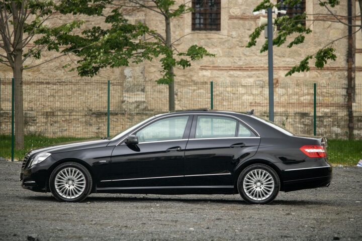 كراء السيارات في وجدة سعر ابتداء من 200 درهم